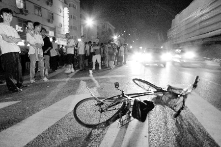 鄭州街頭越野車撞人后調(diào)頭逃逸 圍觀老人舍身攔截