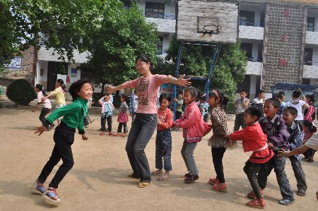 愛心“媽媽”留守娃