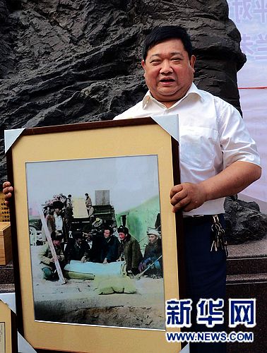 開封一市民捐贈(zèng)百件焦裕祿文史資料（組圖）