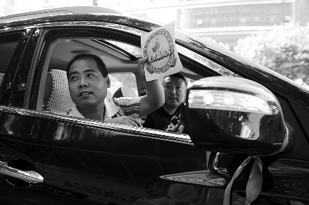 鄭州300多輛私家車可免費(fèi)搭乘 多數(shù)人選擇不信任