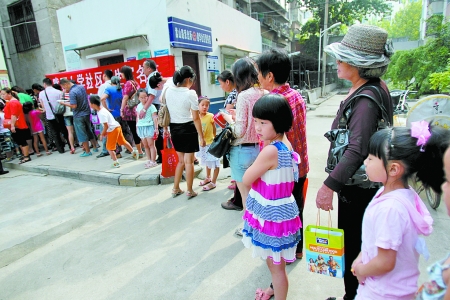 小學(xué)報(bào)名要證太多 教育界人士稱(chēng)目前不能降低限制