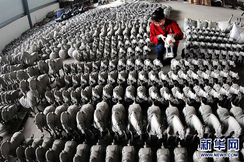 實(shí)拍“洛陽(yáng)唐三彩”制作技藝