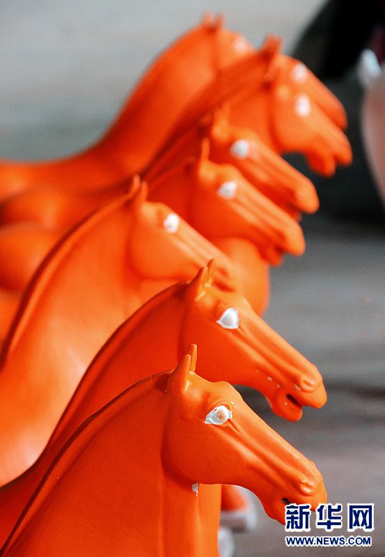 實拍“洛陽唐三彩”制作技藝