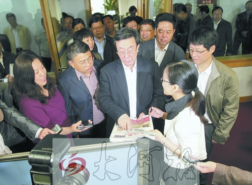 郭庚茂與大河報(bào)年輕記者親切互動(dòng) 給報(bào)紙“挑錯(cuò)兒”