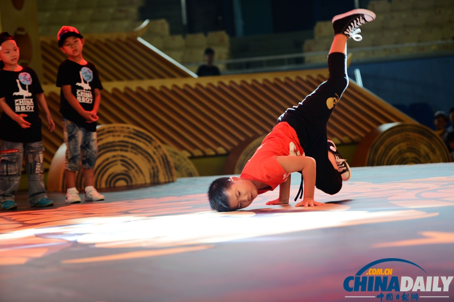 首屆中國(guó)（鄭州）國(guó)際街舞大賽開幕