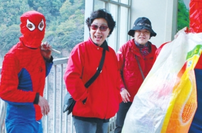 環衛工扮“蜘蛛俠”峭壁撿垃圾