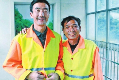 環衛工扮“蜘蛛俠”峭壁撿垃圾