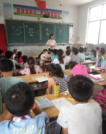 大學生志愿者愛心支教：讓留守兒童都如花般綻放