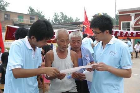 新鄉醫學院大學生義診下鄉 百姓家門口就醫“謀”健康