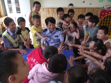 開學的第一天民警把交通安全課送進校園