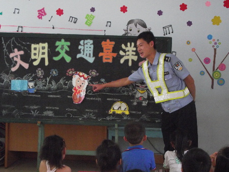 開學的第一天民警把交通安全課送進校園