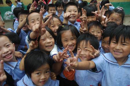 李靈希望小學師生喜領新校服