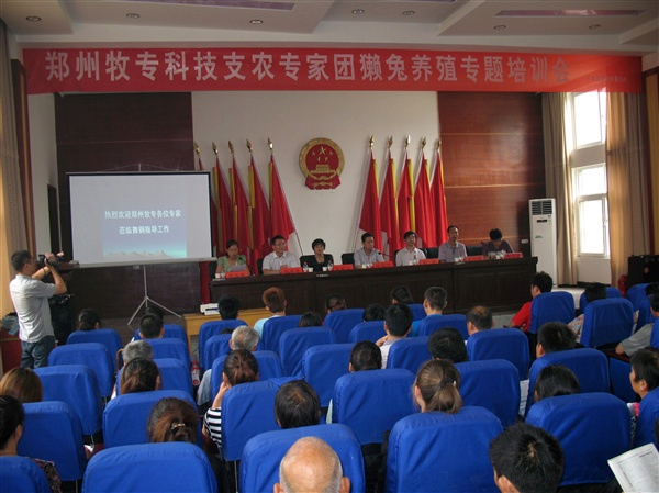 鄭州牧專師生攜手送知識 科技服務暖人心