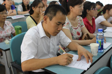 專家蒞臨鄭州“十一中”開展“讀報班”講座