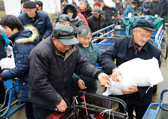 農民工回鄉感恩17年 送60萬斤大米7萬斤豬肉