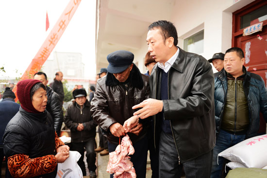 農民工回鄉感恩17年 送60萬斤大米7萬斤豬肉