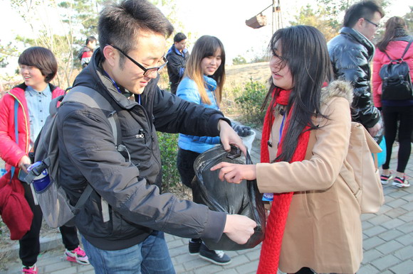 信陽師范學(xué)院音樂學(xué)院開展黨員環(huán)保社會實踐活動