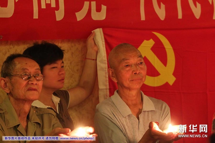 手捧紅燭向黨說從句心里話