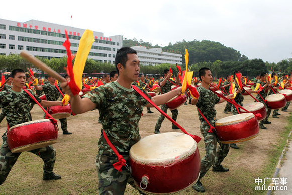 深圳邊防武警軍事表演引香港市民贊嘆