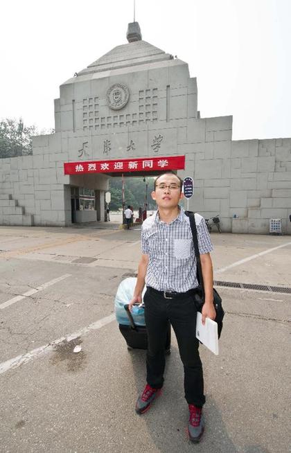 努力拼搏改變命運的“保安哥”天津大學報到 婉拒大部分捐款