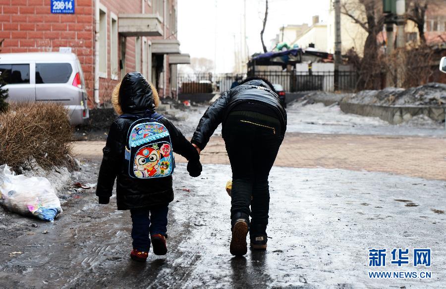 殘疾母親托起自閉癥兒子成長的希望