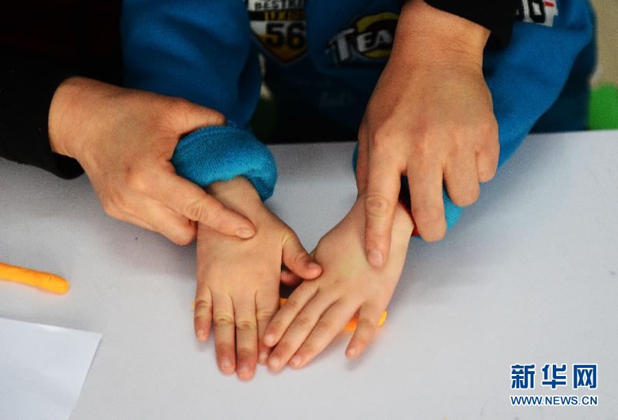 殘疾母親托起自閉癥兒子成長的希望