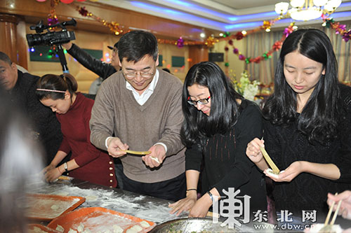 東北林業(yè)大學(xué)校長與留校生一起包餃子迎春節(jié)