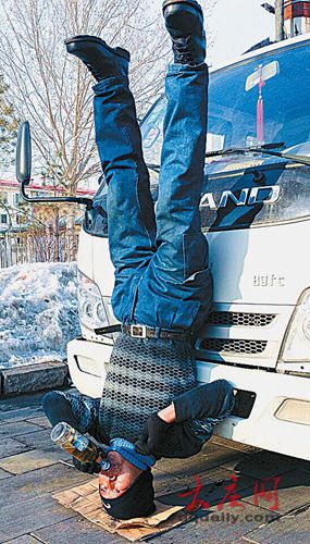 大慶一52歲“健身達人”當街倒立喝啤酒（圖）