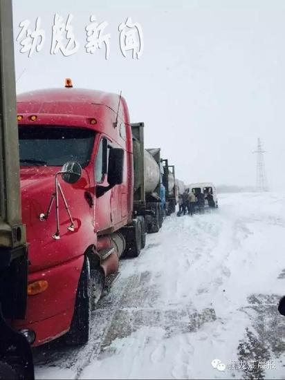 佳木斯雪后“大煙炮”積雪1米 500多臺(tái)車被困(組圖)