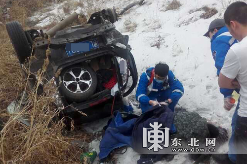 轎車行駛途中側(cè)翻路邊 駕駛員昏迷兩小時后被發(fā)現(xiàn)