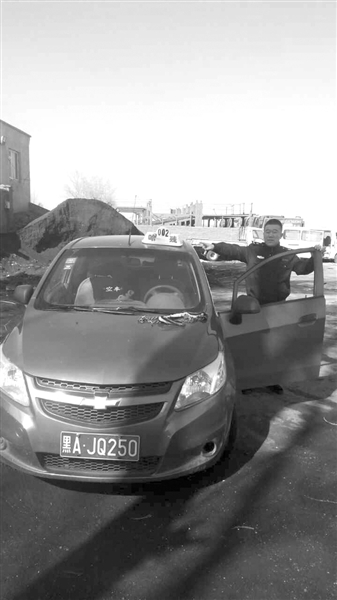 “小紅車”非法營(yíng)運(yùn)被查 司機(jī)拿鐵鏈把自己鎖車上