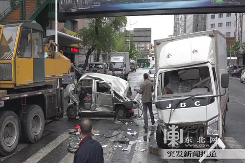哈爾濱尚志大街一廂式貨車側翻壓扁面包車 一人受傷