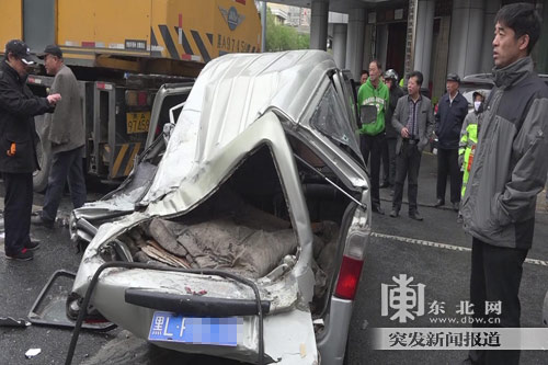 哈爾濱尚志大街一廂式貨車側翻壓扁面包車 一人受傷