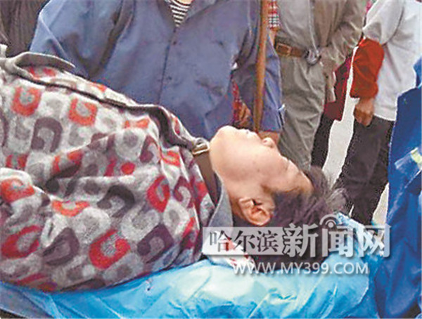 哈爾濱2路公交車將老太撞倒 鮮血從老人耳朵內流出