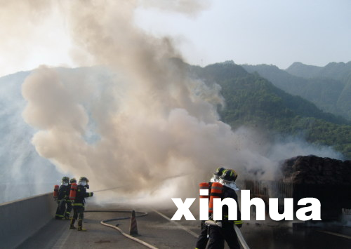 滬渝高速公路湖北恩施段35噸化學品貨車發(fā)生火災