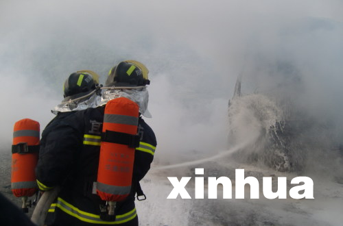 滬渝高速公路湖北恩施段35噸化學(xué)品貨車發(fā)生火災(zāi)