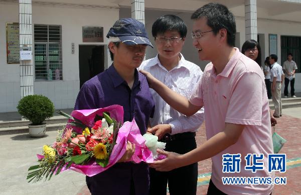 湖北竹溪一考生重大車禍蘇醒后堅(jiān)持赴考（圖）