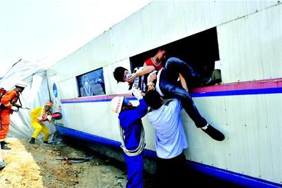 “空地一體”列車翻覆應(yīng)急救援演練在赤壁舉行