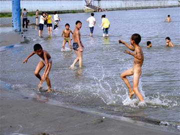 “禁止游泳”處 孩子戲水歡