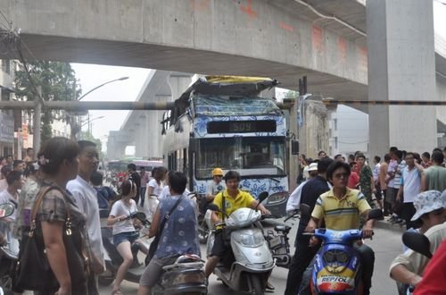 武漢雙層公交撞上限高梁車頂掀開 司機被拘留