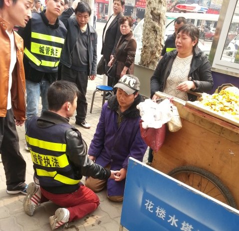 武漢攤販因車輛被扣下跪求情 城管與其“對跪”