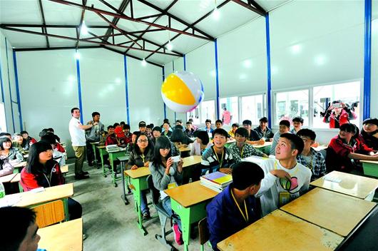湖北援建蘆山中學希望教室建成 學生迎來復(fù)課
