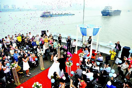 兩江美景難掩客流窘境 武漢游輪轉舵搶灘婚慶市場