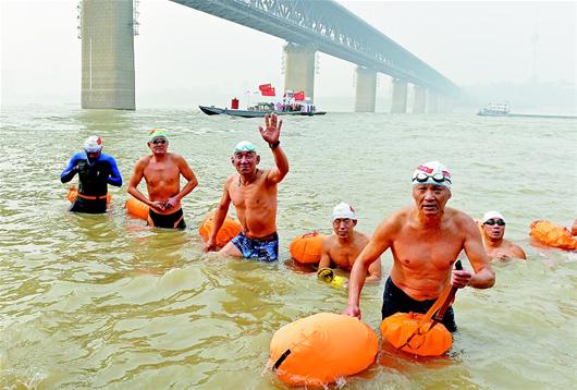 武漢舉行紀(jì)念毛澤東誕辰120周年冬泳活動