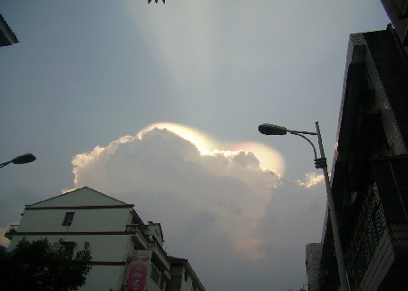 神農(nóng)架出現(xiàn)罕見壯麗七彩祥云