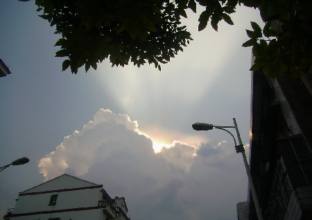 神農(nóng)架出現(xiàn)罕見壯麗七彩祥云