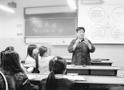 房玫：用理論課收獲掌聲與笑聲