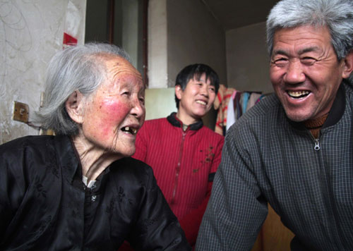 董玉發20年盡心贍養前妻養母 鄉親們熱烈贊揚