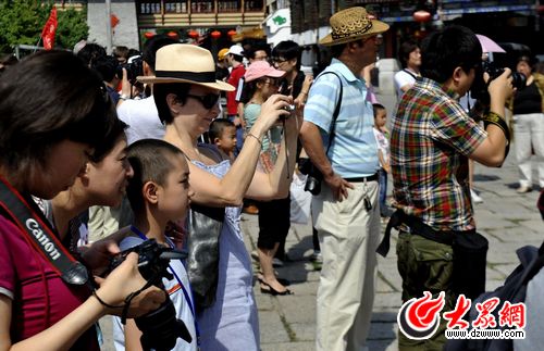 “黨旗漫卷中國紅”啟程 180天走進56個民族家庭