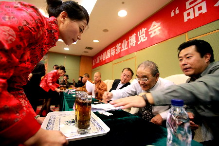 第八屆中國國際茶業(yè)博覽會“品茶斗水”大賽落幕